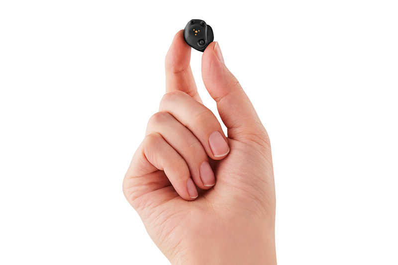 Ein Hörgerät zwischen zwei Fingern